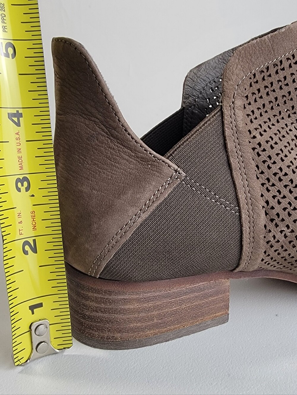 Vince Camuto Celena Brown Laser-Cut Nubuck Chelsea Ankle Boots Booties Sz 9 M - Picture 4 of 9